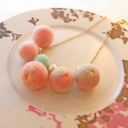 フェルトボールとコットンパールのネックレス(ピンク/グリーン)