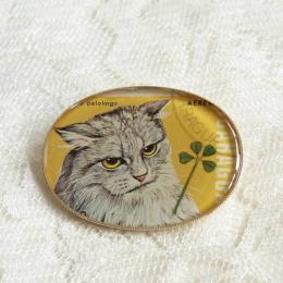 猫の切手とクローバーのブローチ