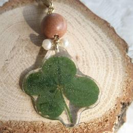 四つ葉のクローバーとウッドビーズのストラップ