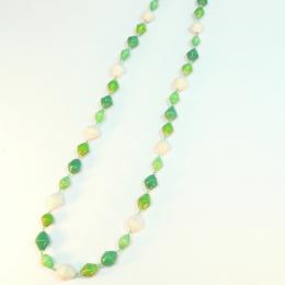 大きめビーズのショート ネックレス(グリーン系)