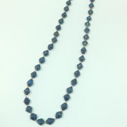 大きめビーズのショート ネックレス(ダークブルー系)