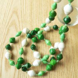 大きなビーズのロングネックレス(グリーン系)