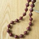 大きめビーズのショート ネックレス(ワインレッド系)