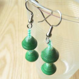 ビーズ2個付きロングピアス(グリーン系)