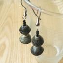 ビーズ2個付きロングピアス(ブラック系)