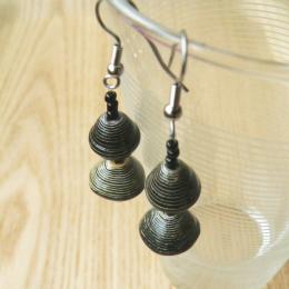 ビーズ2個付きロングピアス(ブラック系)