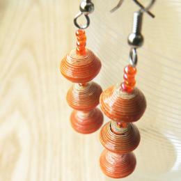 ビーズ3個付きロングピアス(オレンジ系)