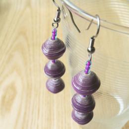 ビーズ3個付きロングピアス(パープル系)