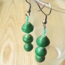 ビーズ3個付きロングピアス(グリーン系)