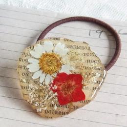 洋書と押し花のヴィンテージ風ヘアゴム(ミニバラ)