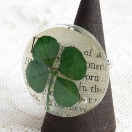 四つ葉のクローバーと洋書のリング
