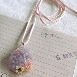 ドライフラワーを閉じ込めたネックレス(シュガーピンク)