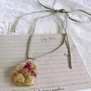 ドライフラワーを閉じ込めたネックレス(ローズ)