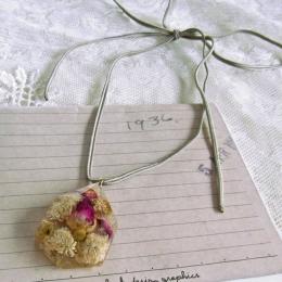 ドライフラワーを閉じ込めたネックレス(ローズ)