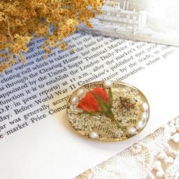 ミニバラのつぼみと古書のカケラのブローチ